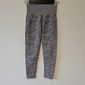 👖NVGTN Camo Leggings